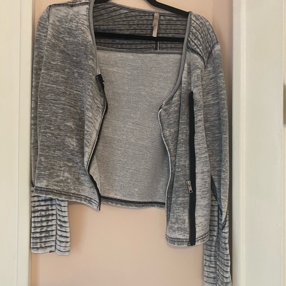 GRAY WOMEN’s MOTO ZIP UP SWEATER